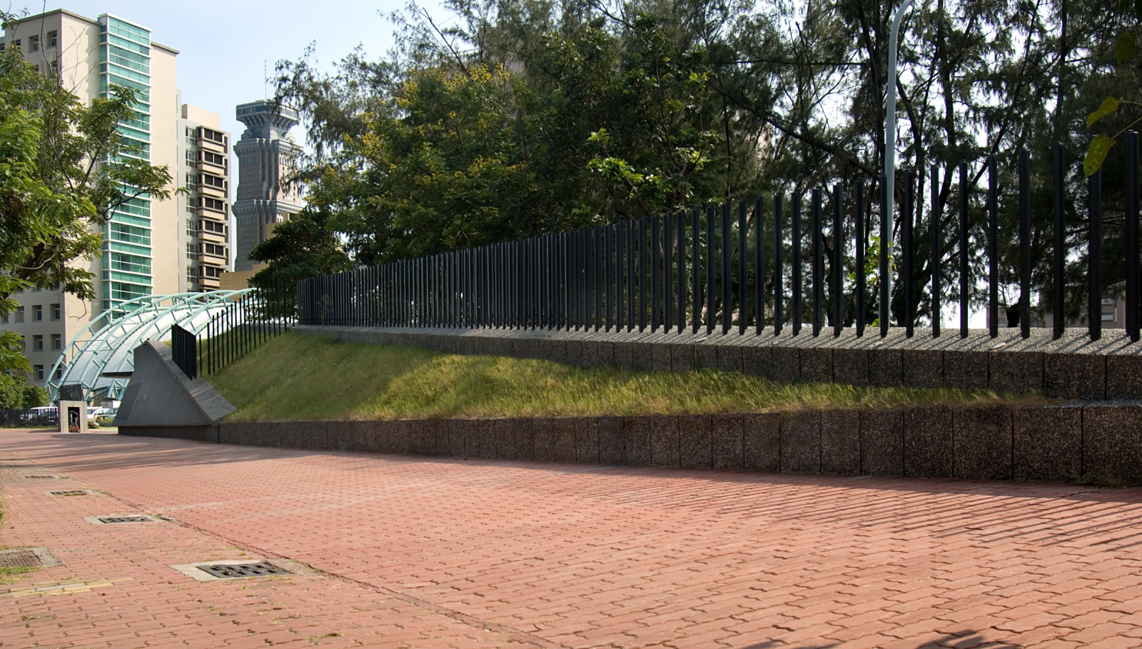 高雄醫學大學同盟路校門