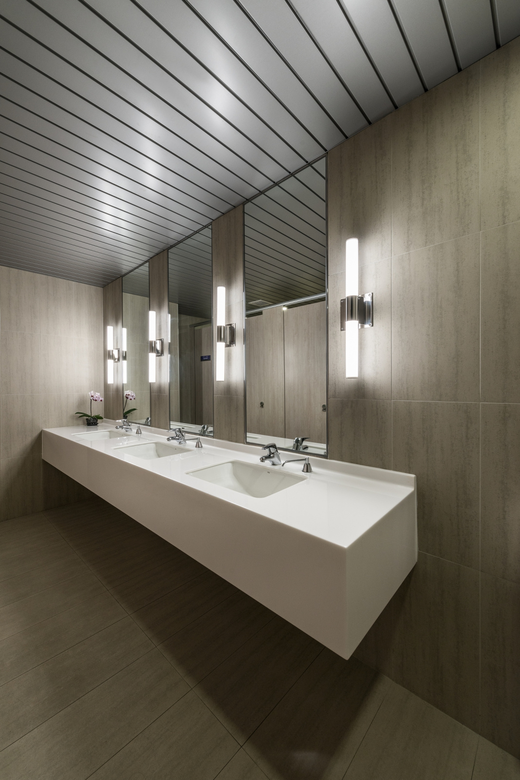 臺灣陳唱寰宇汽車中壢廠